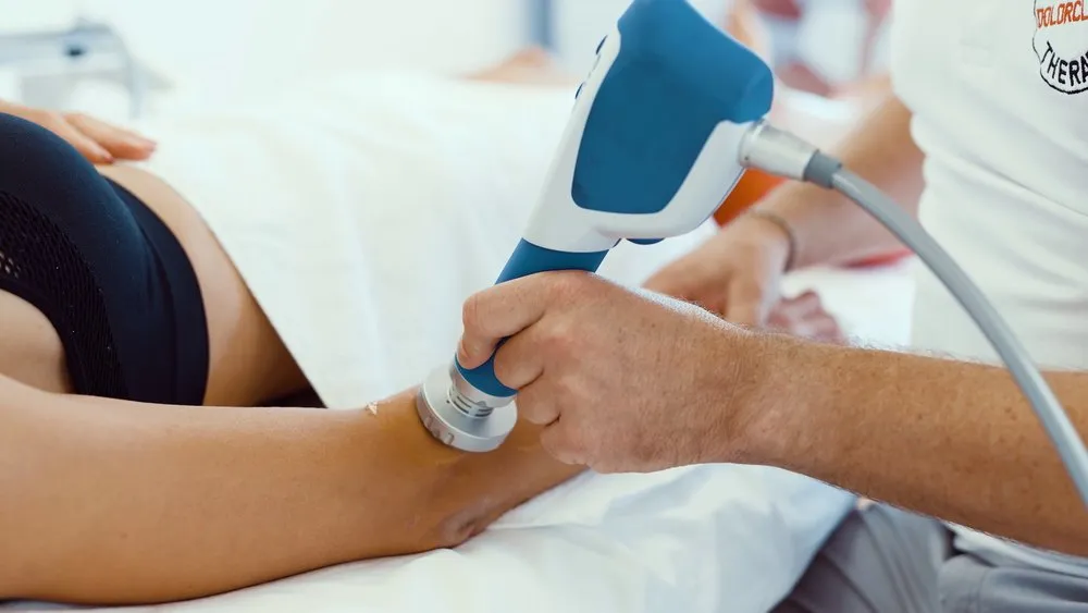 Stoßwellenbehandlung am Ellenbogen in der Orthopädischen Praxis Mitte