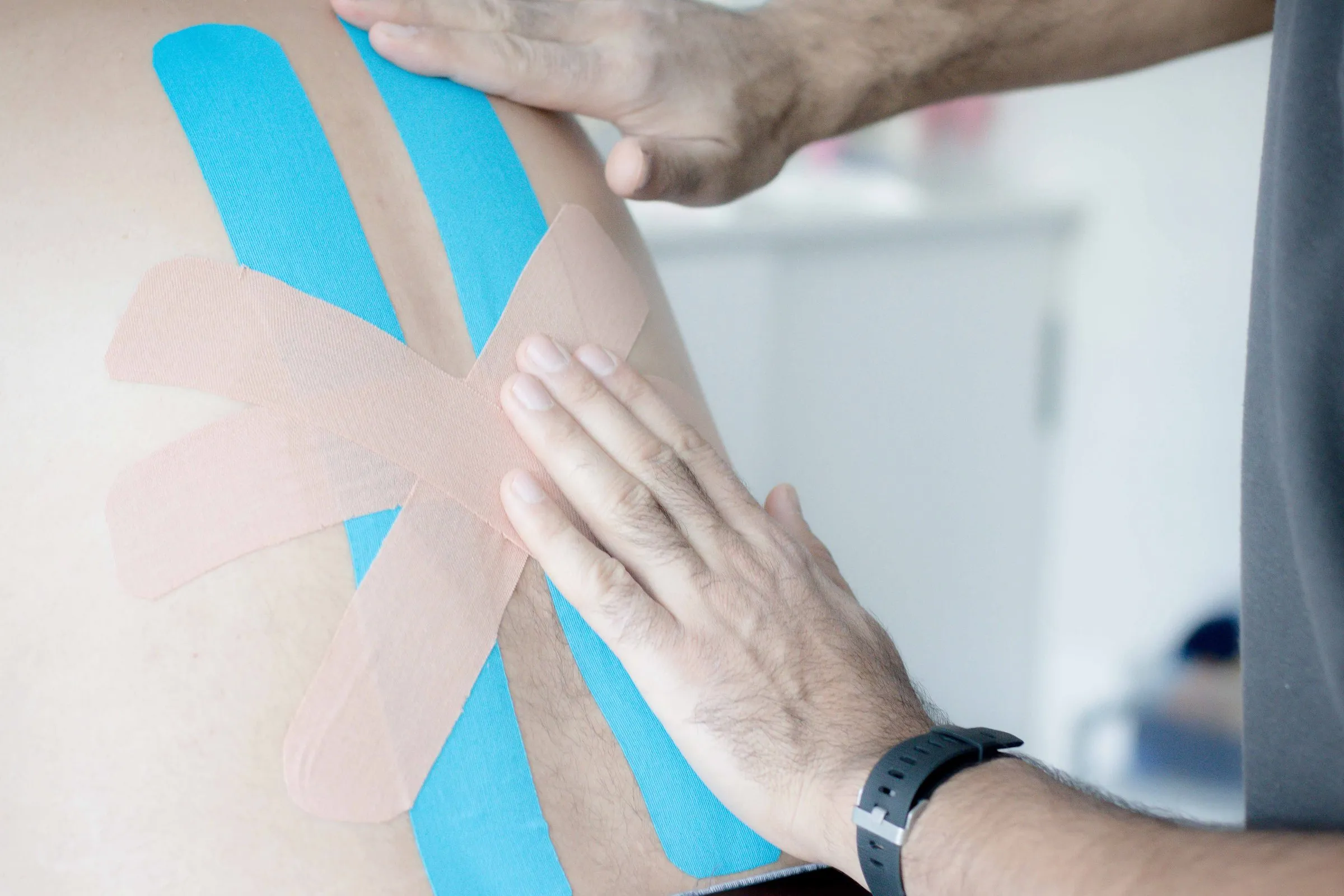 Anlage eines kinesiologischen Tapes an der Schulter
