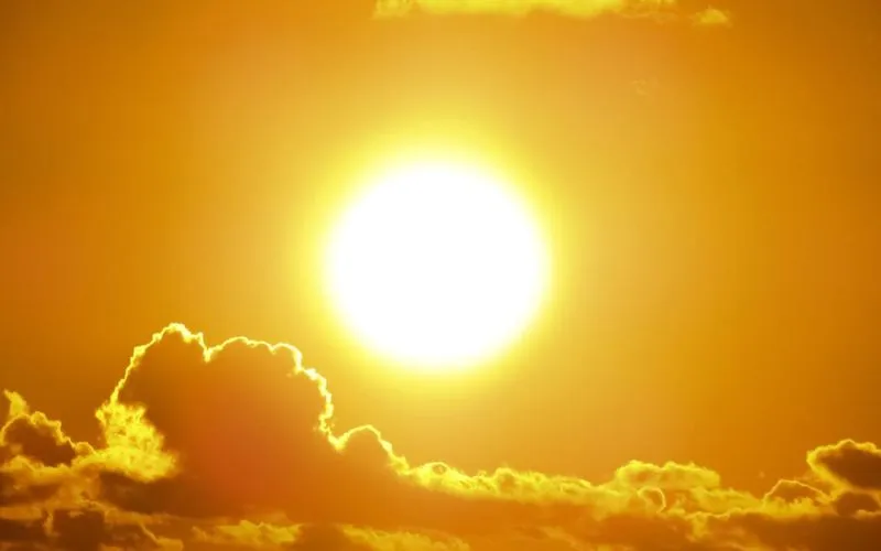 Sonne über Wolken